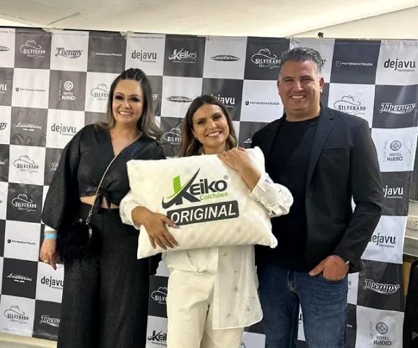 Aline Barros com colchão Keiko