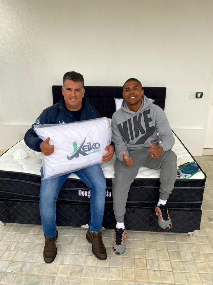 Douglas Costa com colchão Keiko