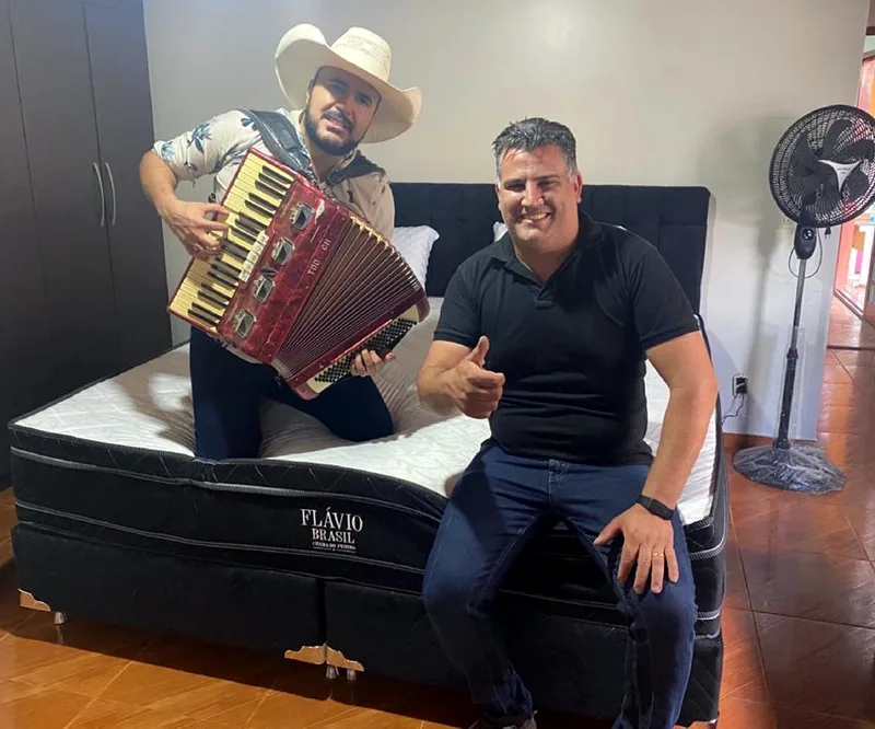 Flávio Brasil com colchão Keiko