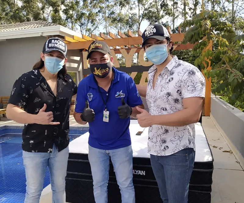 Mayck e Lyan com colchão Keiko